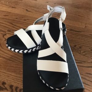 Sorel crisscross roaming sandal: super trendy! Worn only a few times!